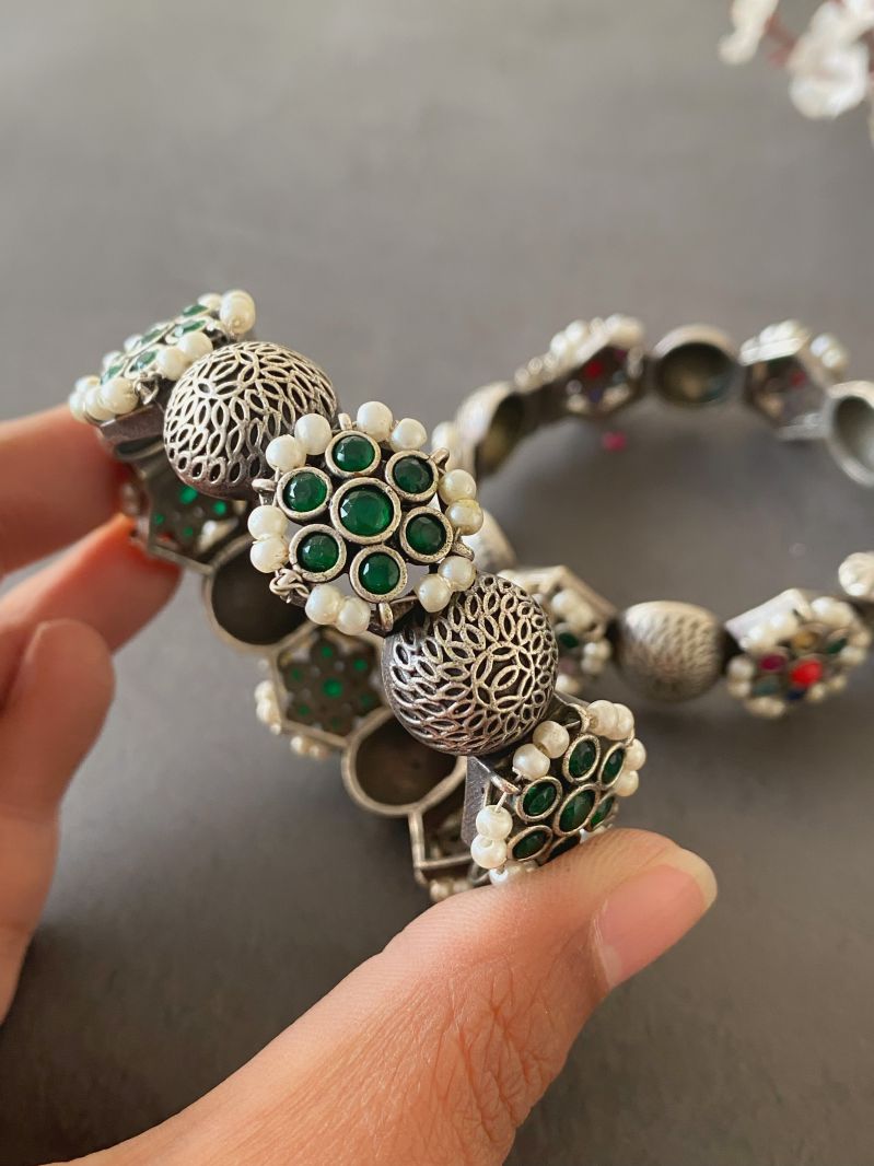 MAHIRA FLOWER BANGLE