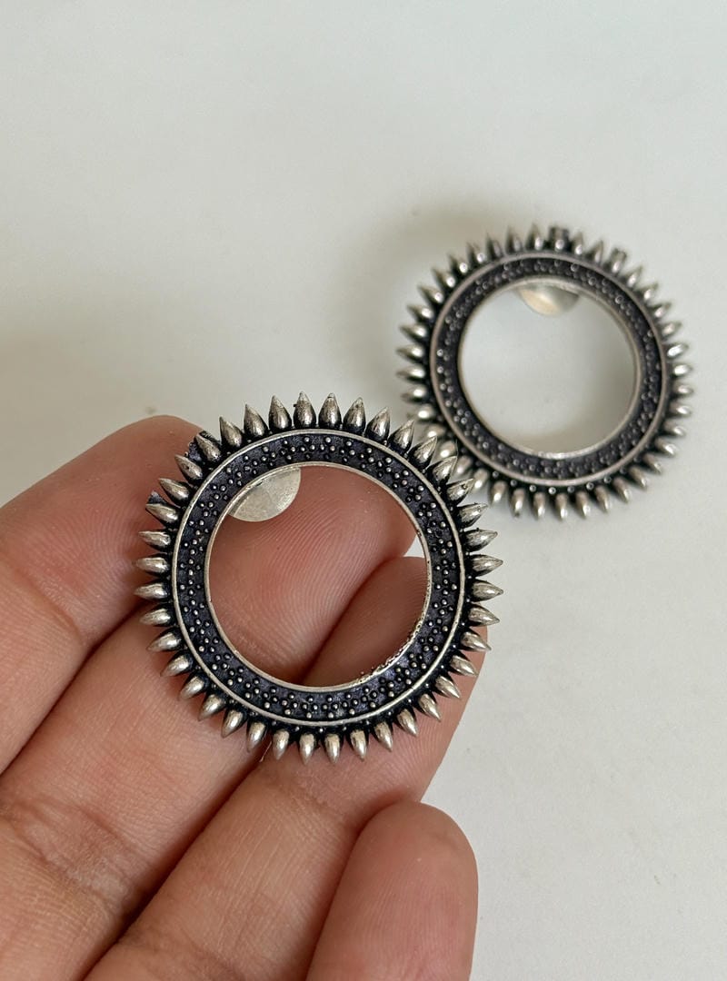 ROUND STUDS