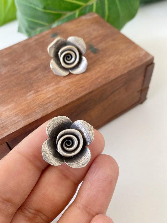 PHOOL STUDS
