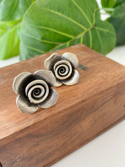 PHOOL STUDS