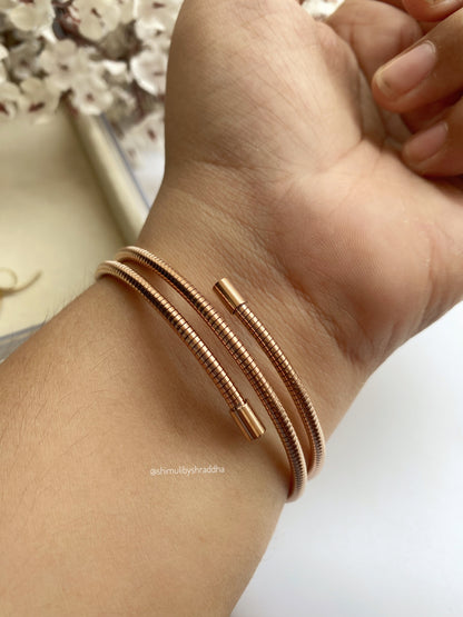 SLEEK SPIRAL BRACELET