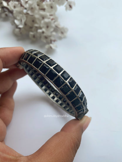 YAJNA STONE OPENABLE BANGLE