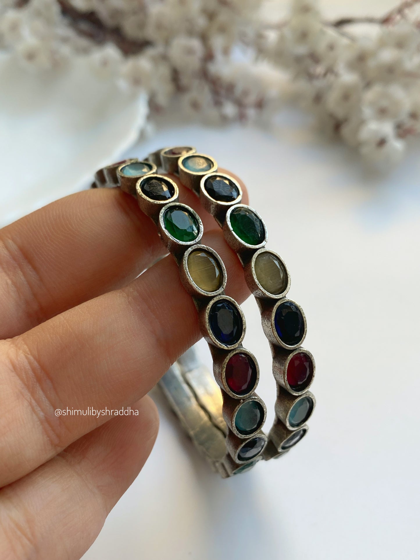 SIDDHIKA STONE SILVERLOOKALIKE BANGLE