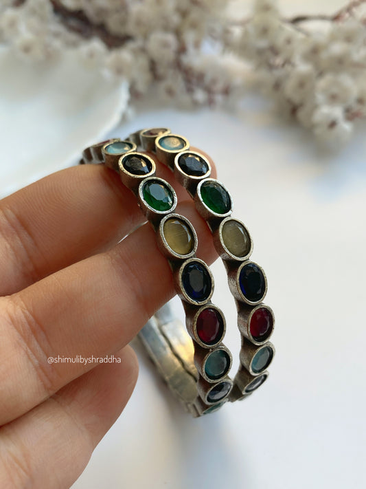 SIDDHIKA STONE SILVERLOOKALIKE BANGLE
