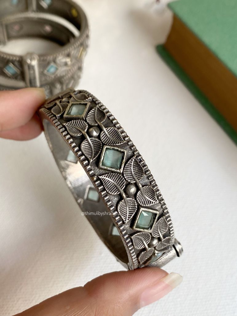 HARINI STONE KADA BANGLE