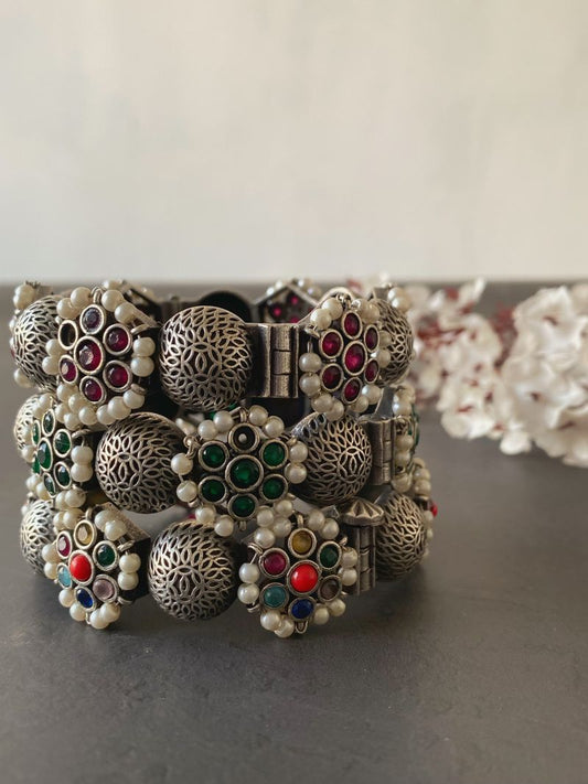 MAHIRA FLOWER BANGLE