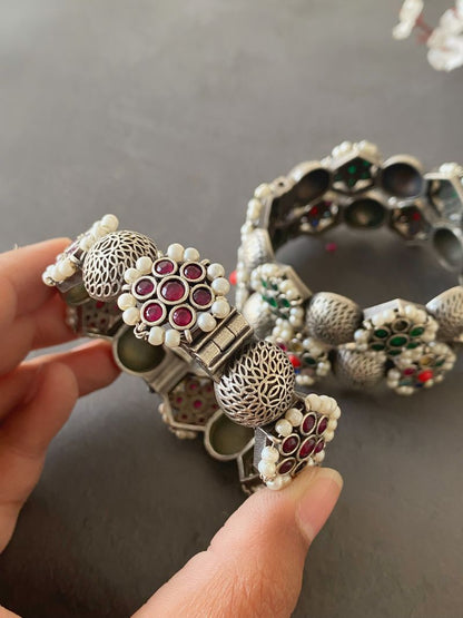 MAHIRA FLOWER BANGLE