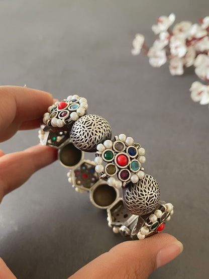 MAHIRA FLOWER BANGLE