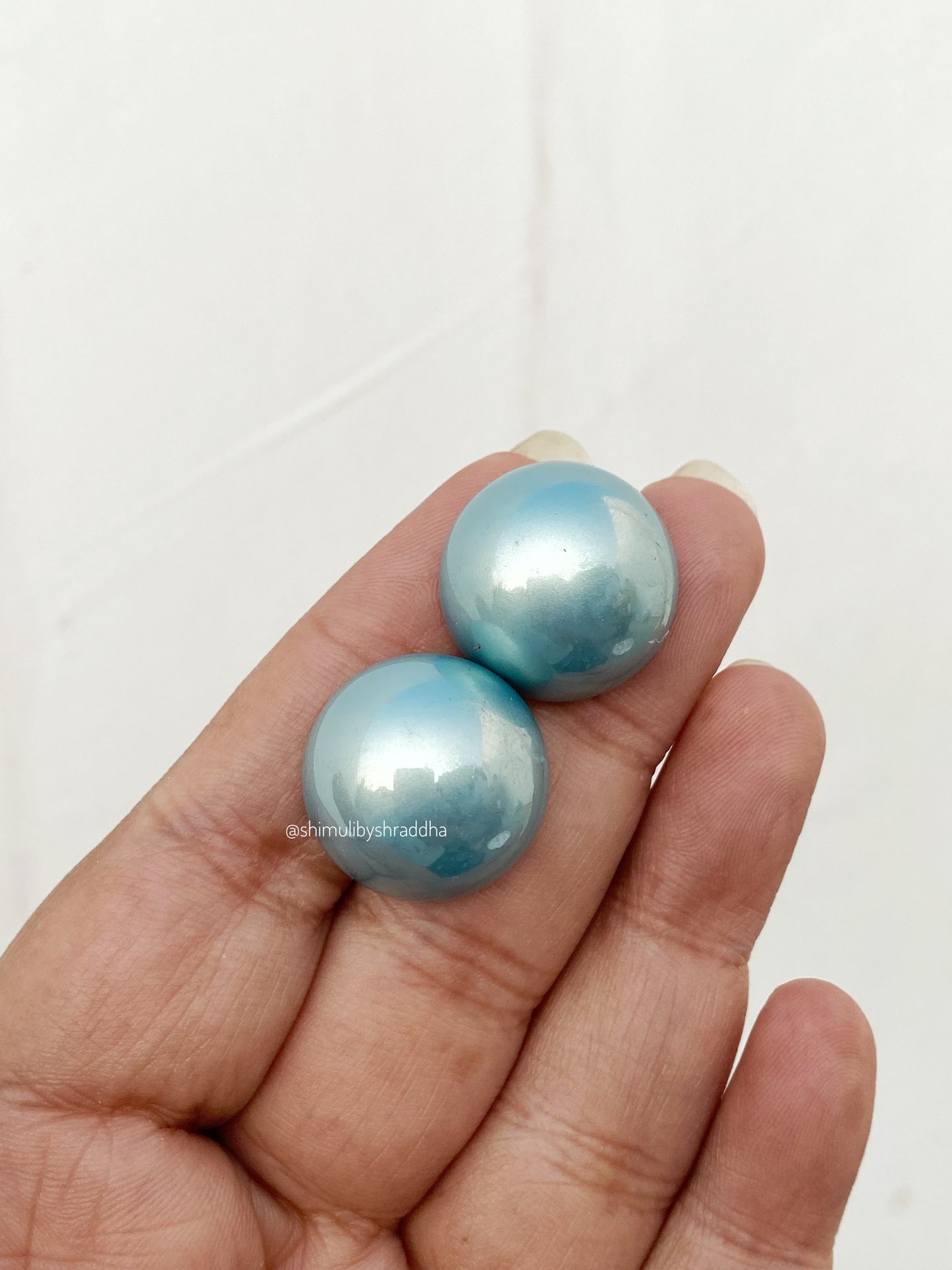 GLOSSY ROUND STUDS
