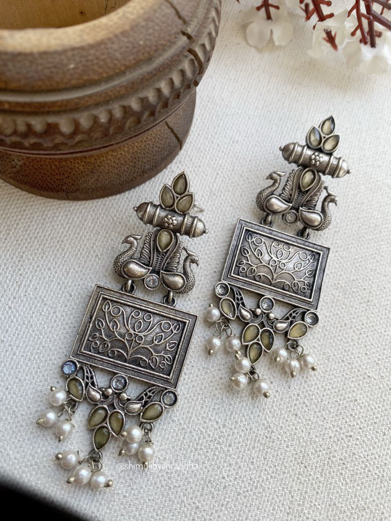 LAKSHA STONE EARRING